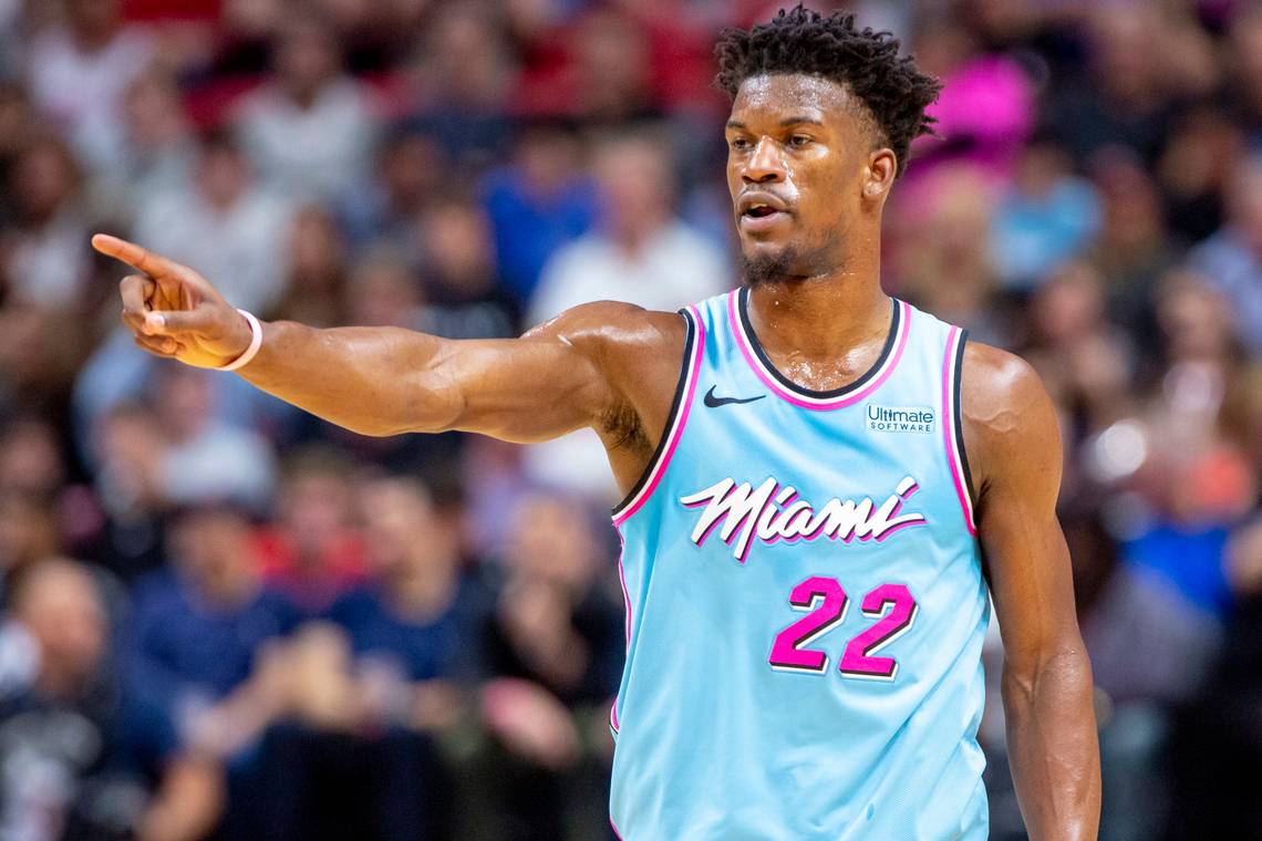 Jimmy Butler, astro do Miami Heats, apareceu com um visual completamen