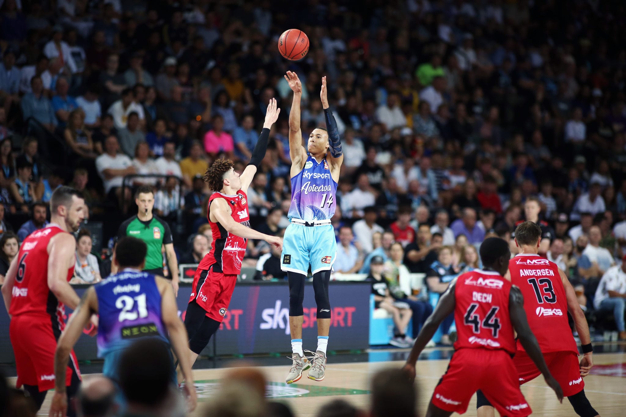 Charlotte Hornets legend Muggsy Bogues explains LaMelo Ball is a combo of  two legendary point guards - Basketball Network - Your daily dose of  basketball