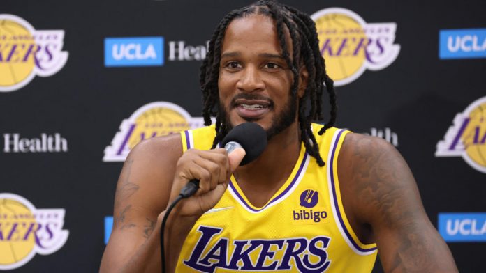 Trevor Ariza being introduced as a new Lakers player