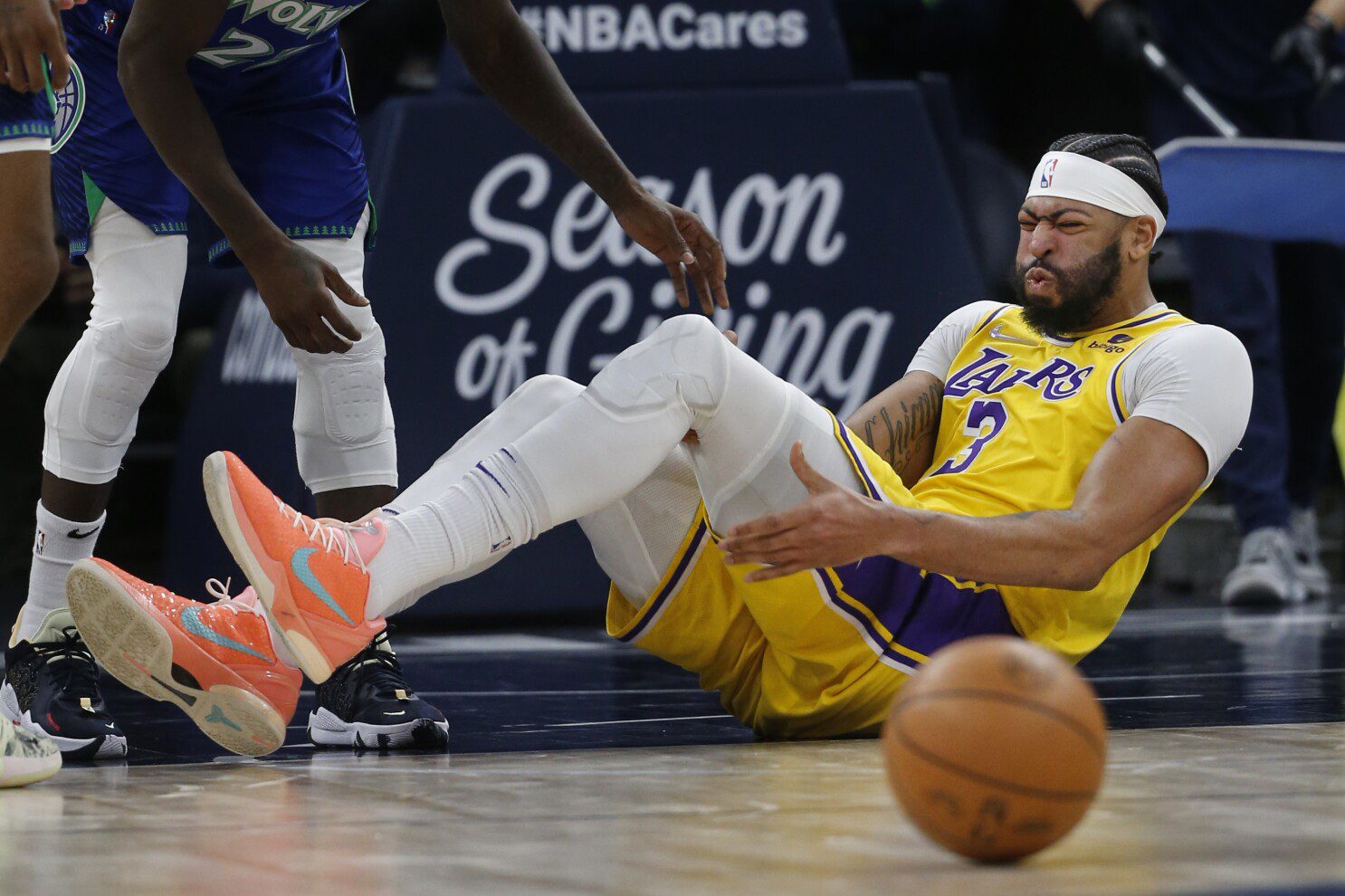 Lakers’ Anthony Davis Out 4 Weeks With MCL Sprain