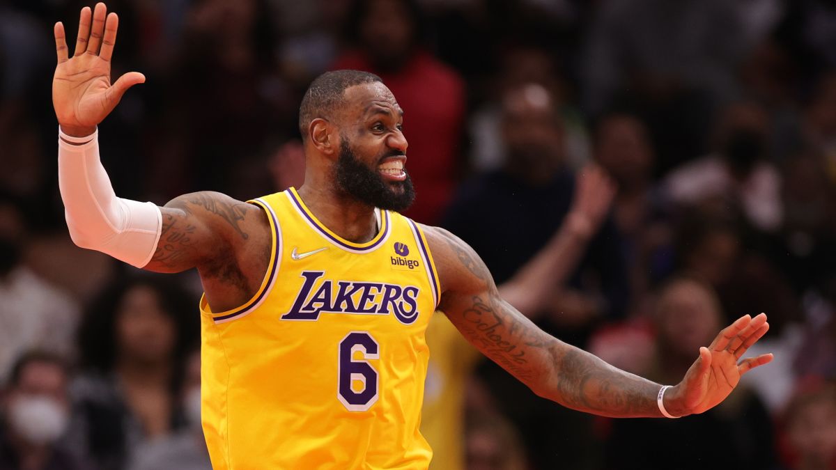 LeBron James Posts Ridiculous Stat Line in Win Over Trail Blazers