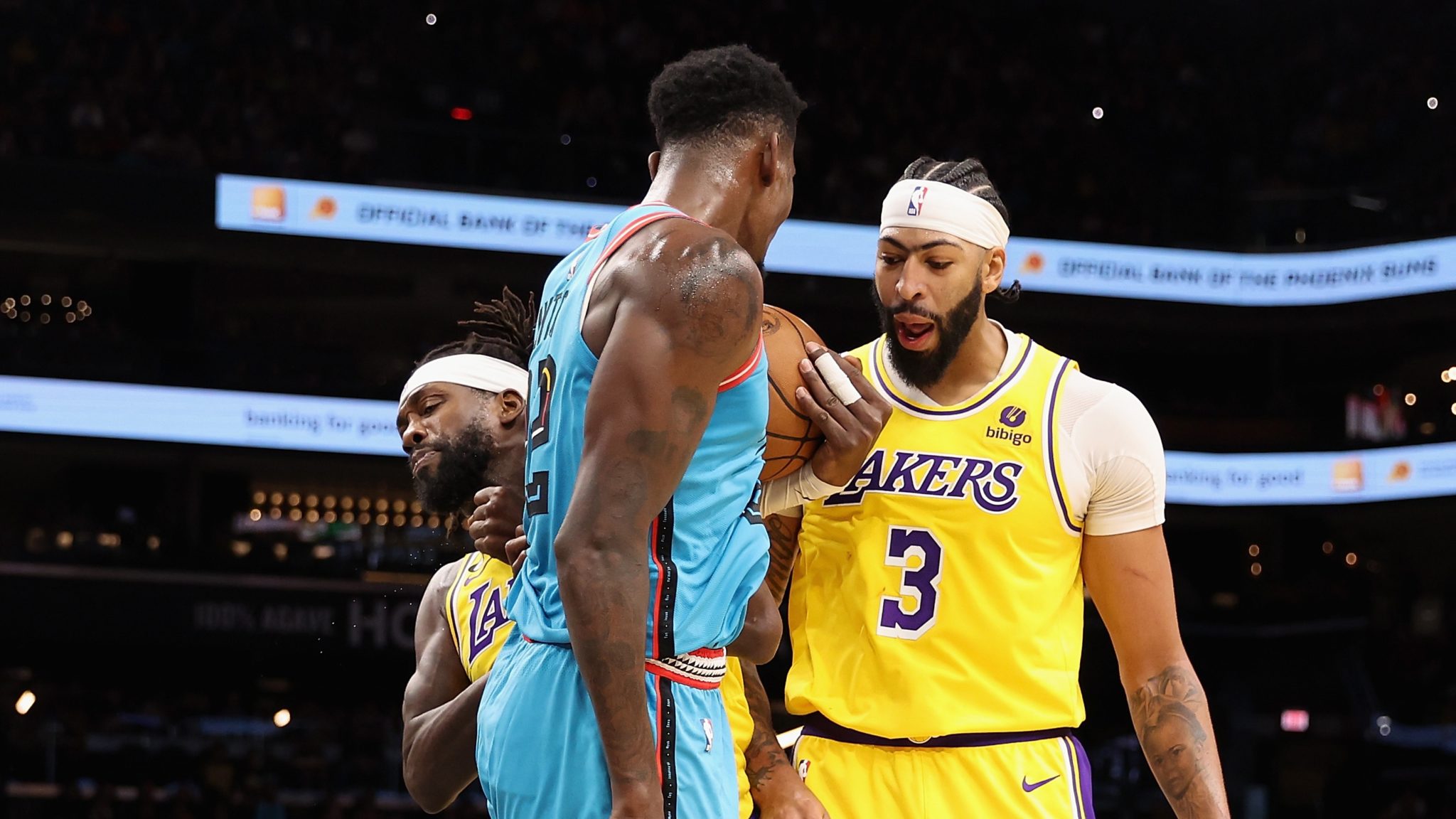 Lakers Players Respond to Heated Scuffle With Suns